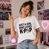 K-Pop T-Shirt Dames – Just a Girl Who Loves K-Pop – Wit Unisex Shirt – KPOP Fan Shirt – Concert Outfit – K-Pop Cadeau