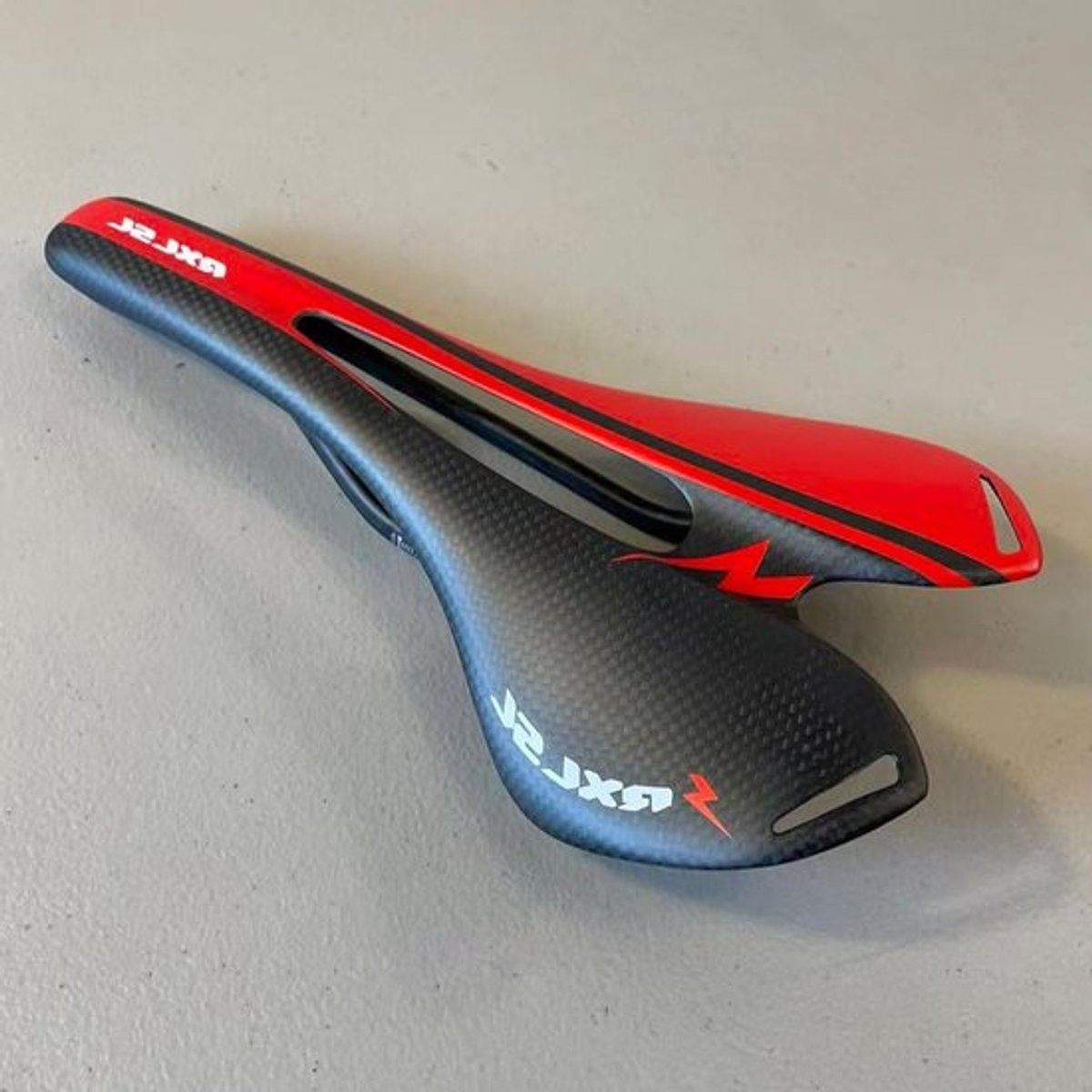 Lichte carbon racezadel voor fietsen, 3K glossy/matte afwerking, 270 x 141 mm, comfortabel en aerodynamisch