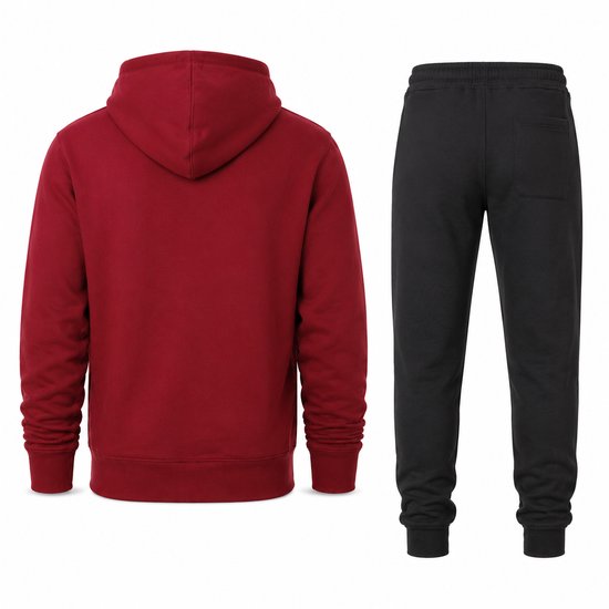 Achterkant rode hoodie met 'VIBES' opdruk en zwarte joggingbroek.