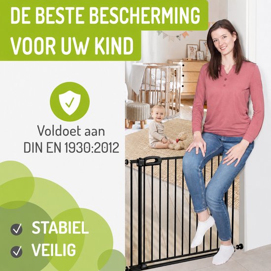 Vrouw met baby, zittend op een zwart traphek. Op de achtergrond een babykamer. Tekst: 'De beste bescherming voor uw kind'.