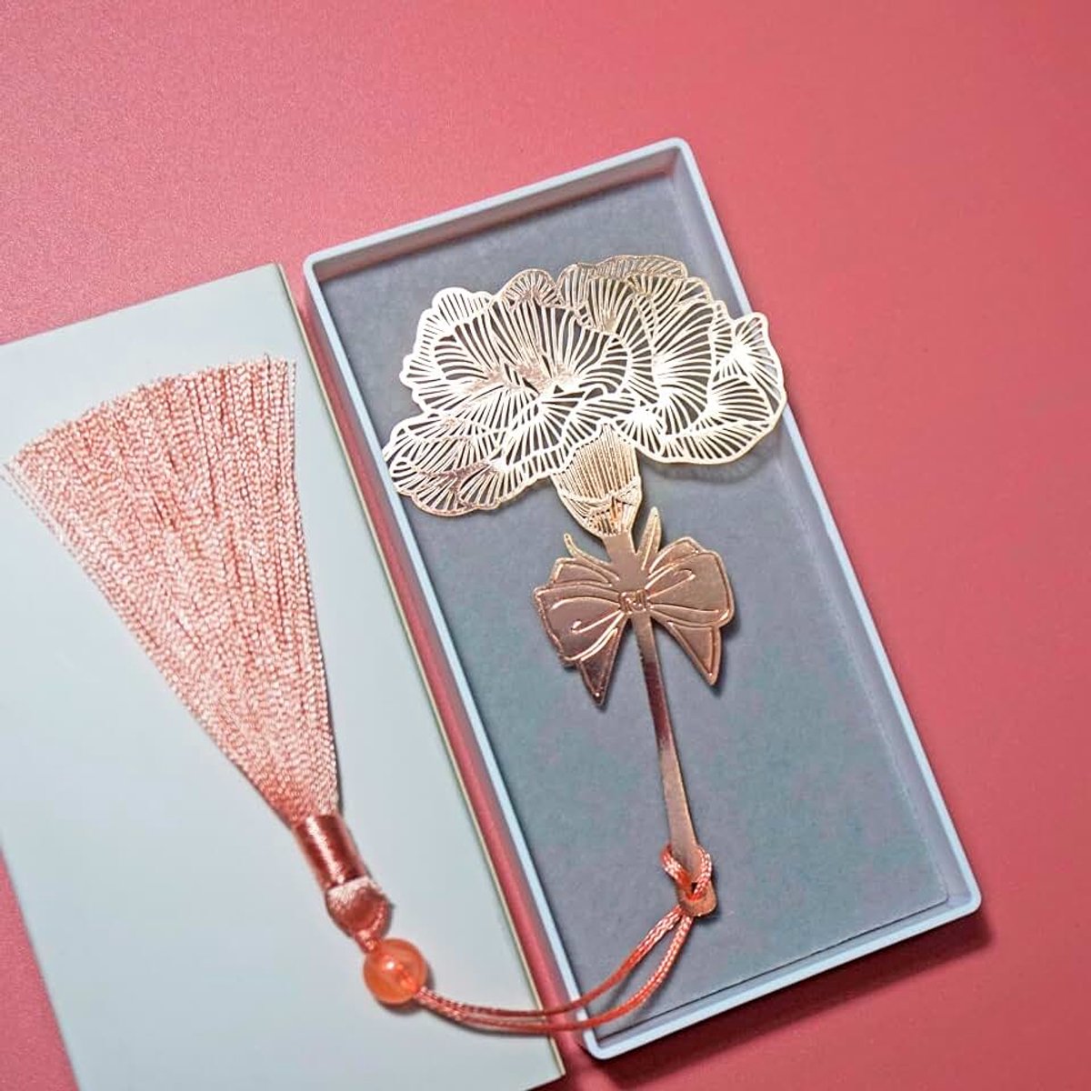 Bladwijzer met geschenkdoos, bladmarker met kwastje, leescadeaus voor vrouwen, moeder leraren, studenten (anjers bloemen)