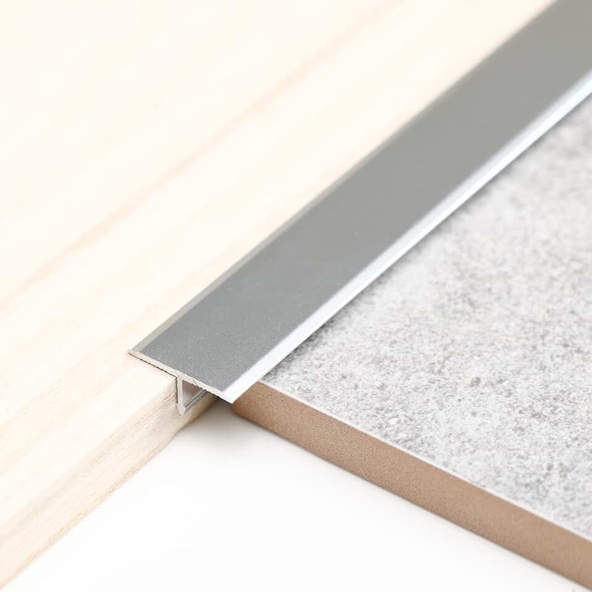 3 stukken Aluminium T-molding trim en vloerverbindingsstrips, platte deelstrip voor deurdrempel en vloerlekken van laminat planken en tegels (0,9 m x 2 cm, Mat Zilver)