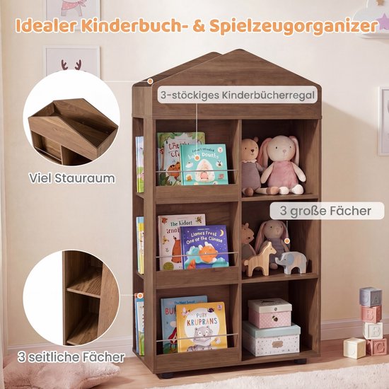 Boekenkast in huisvorm, bruin hout, met 6 vakken vol boeken en speelgoed.