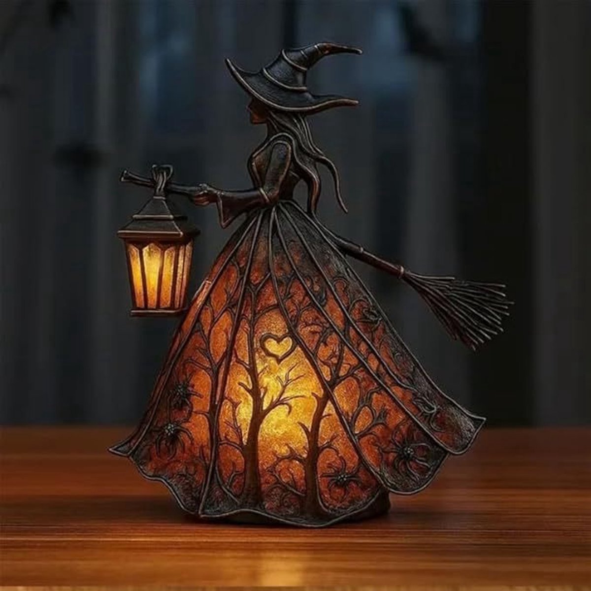 Casalora Halloween Heksenbeeldje met LED Verlichting – Heks op Bezem met Lantaarn – Decoratieve Tafellamp van Hars USB