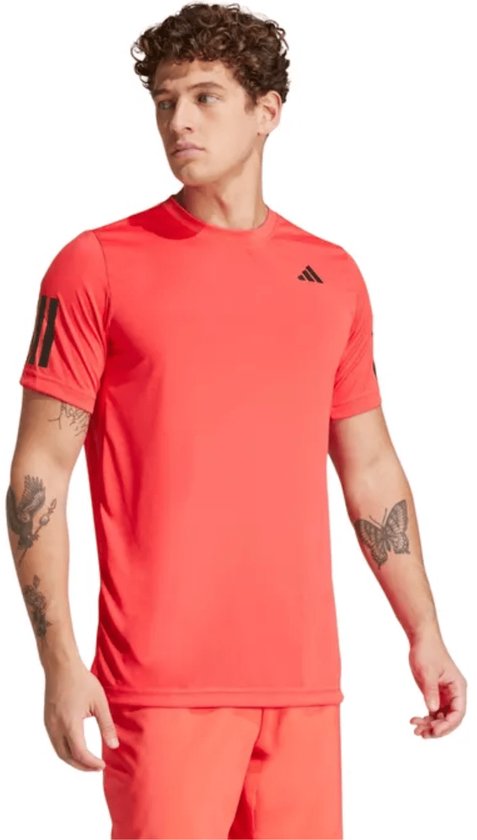 Koraalrode t-shirt met korte mouwen, adidas logo op de borst en driestrependesign op de schouders.