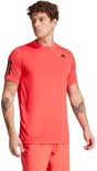 Koraalrode t-shirt met korte mouwen, adidas logo op de borst en driestrependesign op de schouders.