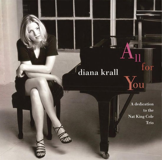 Diana Krall zit naast een vleugel op een kruk. De titel 'All for You' staat op de vleugel.