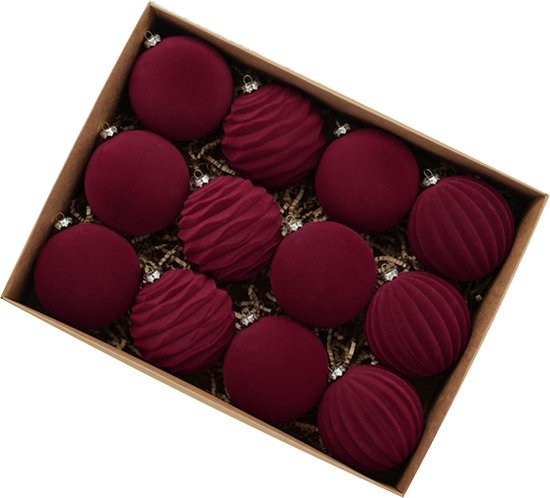 Douze boules de Noël bordeaux, certaines lisses, d'autres à côtes, dans une boîte en carton.
