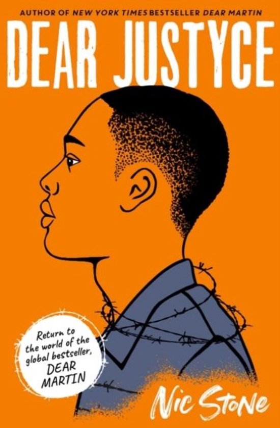 Boekomslag "Dear Justyce" met een illustratie van een jongeman in profiel, omwikkeld met prikkeldraad. Titel en auteur prominent aanwezig.