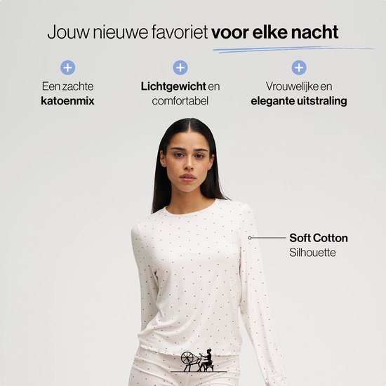 Model met witte pyjamaset met rode hartjes, lange mouwen en korte broek. Zachte katoenmix.