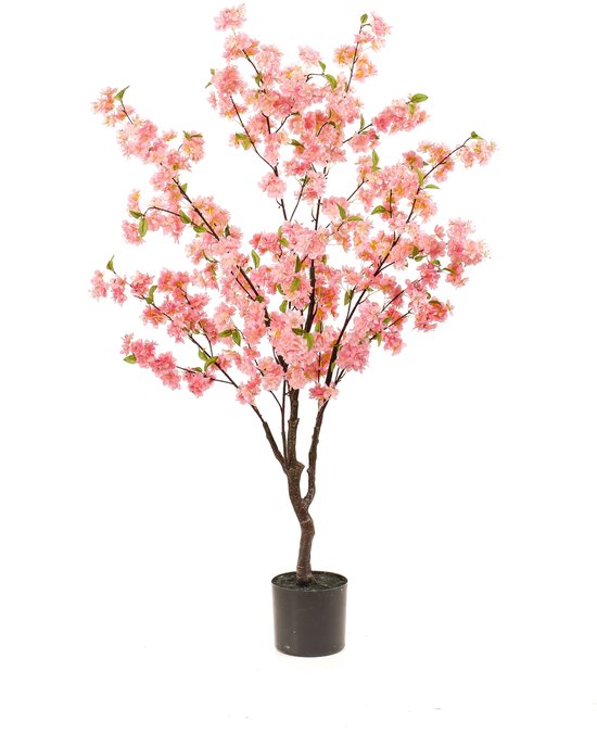 Een kunstboom met roze kersenbloesems, staand in een zwarte pot op een witte achtergrond.
