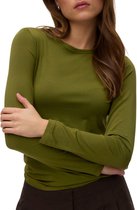 Model met armen gekruist in een groen shirt met lange mouwen.