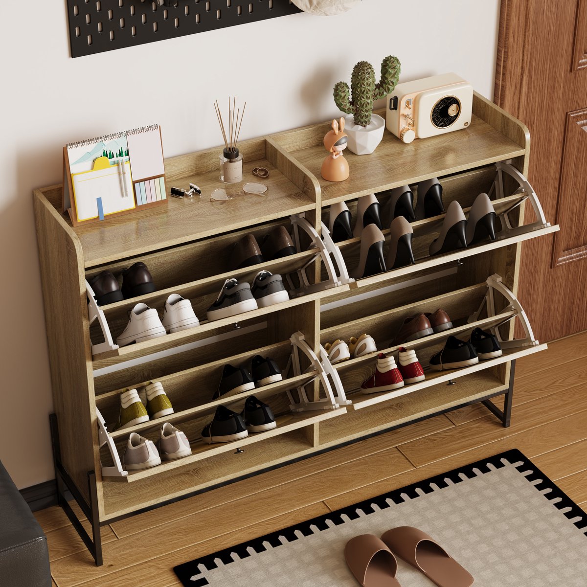 Schoenenkast - Smalle schoenenkipper met 4 klepdeuren, rattan design & gouden poten - 118x91,5x25 cm - Natuur