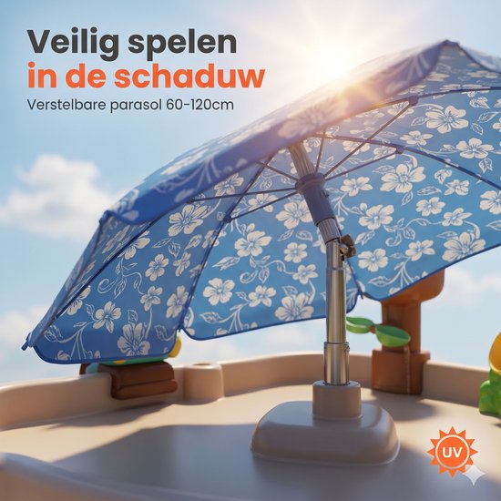 Detailopname van de blauwe, bloemige parasol boven de water- en zandtafel, met zonlicht.