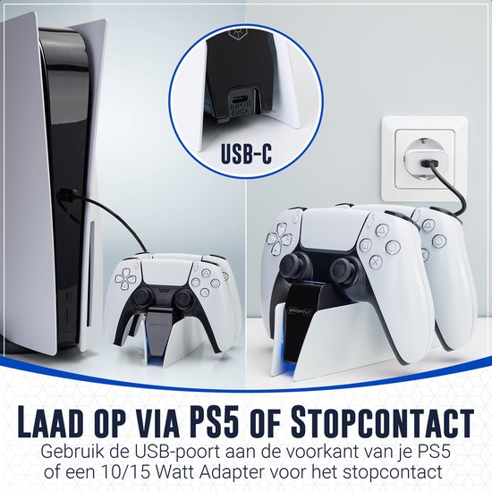 PS5 dual charger met twee witte controllers, aangesloten via USB-C op PS5 en stopcontact.