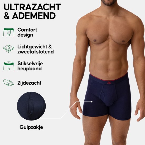 Man in donkerblauwe boxershorts met rode bies. Details: comfortabel ontwerp, lichtgewicht, zweetafvoerend, naadloze tailleband, zijdezacht, gulpje.