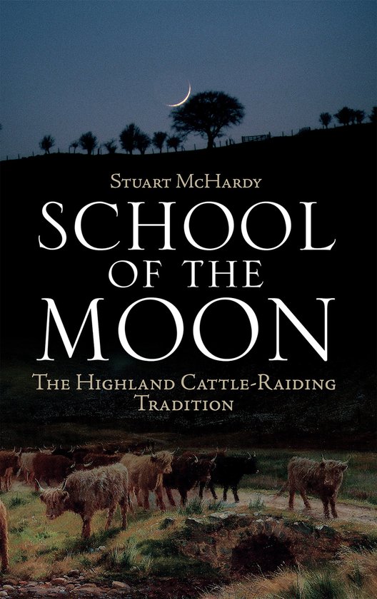 Boek 'School of the Moon: The Highland Cattle-Raiding Tradition' met een schilderij van Schotse hooglanders onder een maanverlichte hemel.