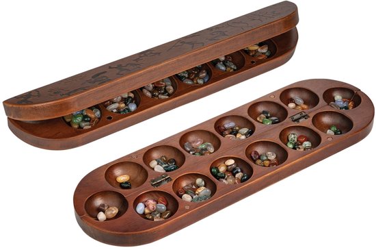 Houten Kalaha spel, opengeklapt met stenen in de kuiltjes en een gesloten deksel.