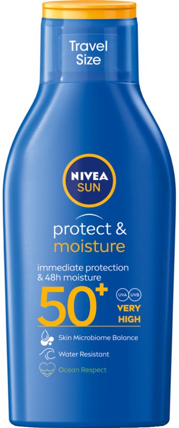 Blauwe reisformaat NIVEA SUN fles met gele dop. Beschermt en hydrateert met SPF 50.