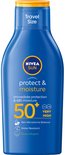 Blauwe reisformaat NIVEA SUN fles met gele dop. Beschermt en hydrateert met SPF 50.