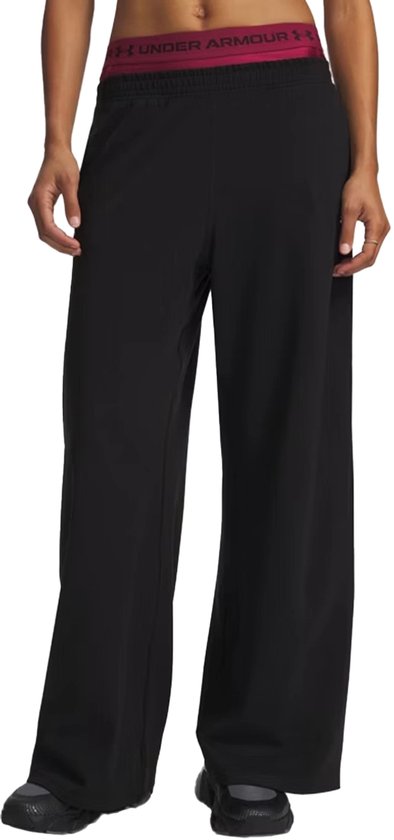 Zwarte Under Armour wijde sportbroek met een roze elastische tailleband op een model.