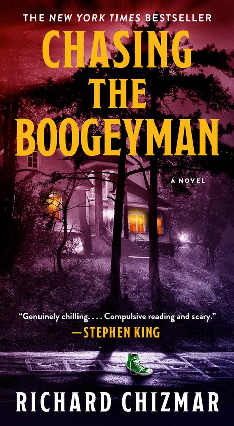 Boekomslag van "Chasing the Boogeyman" met een huis in het bos, een bankje en een groene sneaker.