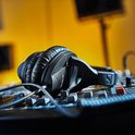 Zwarte Sennheiser HD 280 Pro koptelefoon op een geluidstafel.