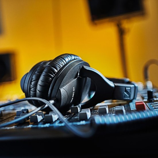 Zwarte Sennheiser HD 280 Pro koptelefoon op een geluidstafel.
