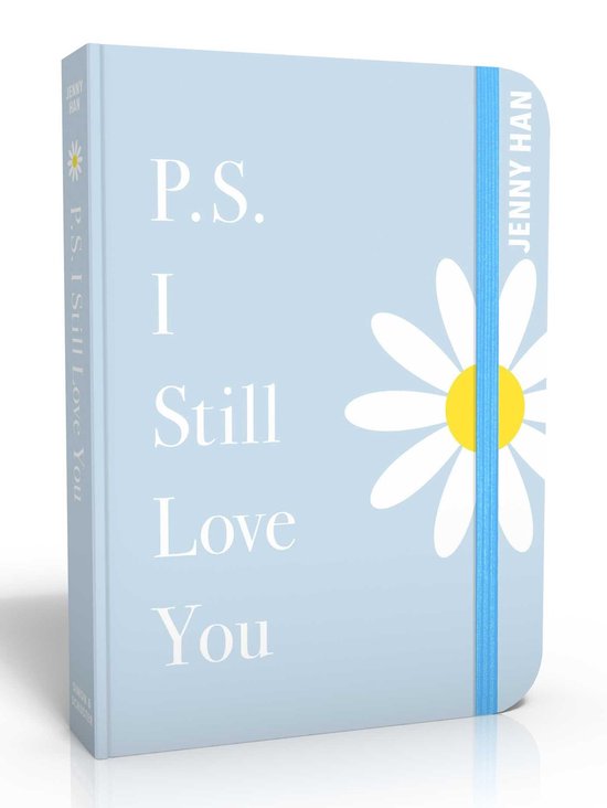 Couverture bleu clair avec le texte 'P.S. I Still Love You' et une marguerite blanche au cœur jaune, reliée par un élastique bleu.