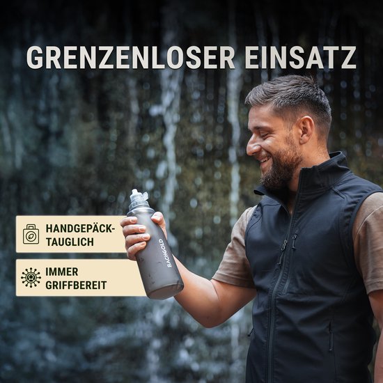 Man met grijze Bachgold waterfles in de natuur, die als handbagagevriendelijk en altijd gereed wordt omschreven.