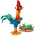 LEGO Heihei avec un corps rouge, jaune et orange, des ailes bleues et une queue verte, sur une base ronde avec des plantes.