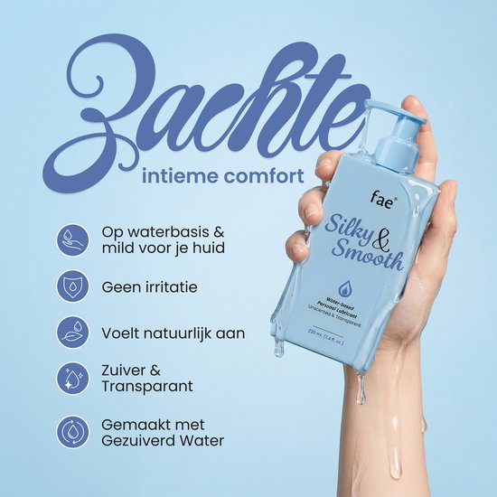 Een hand houdt een blauwe fles met "Silky & Smooth" en pompje vast. Water druppelt.