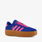 Blauwe Adidas VL Court Bold damessneaker met roze accenten, roze veters en een dikke bruine zool.
