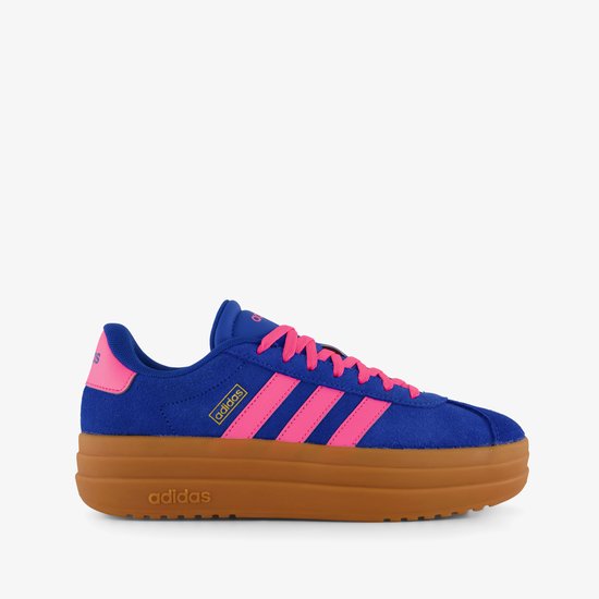 Blauwe Adidas VL Court Bold damessneaker met roze strepen en roze accenten, op een dikke bruine zool.