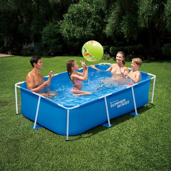 Gezin met twee kinderen speelt in een blauw Summer Waves frame zwembad in de tuin.