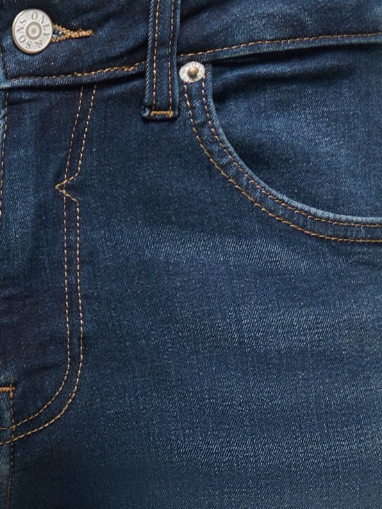 Close-up van de knoopsluiting van een donkere jeans met oranje stiksels.