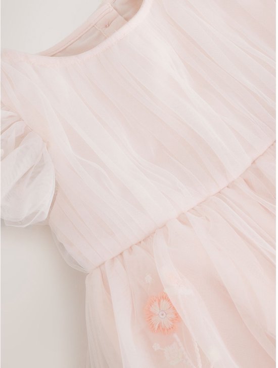 Roze mesh feestjurk met geborduurde bloemen en plooien bij de halslijn.