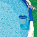 Oppervlakteskimmer met blauwe rand en korf in een zwembad met blauw tegelpatroon.