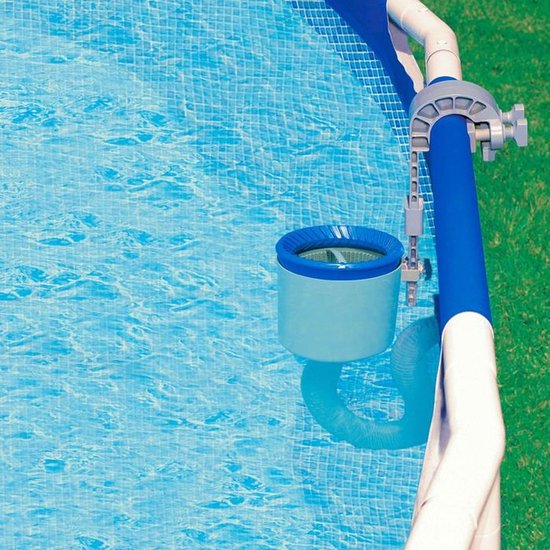 Oppervlakteskimmer met blauwe rand en korf in een zwembad met blauw tegelpatroon.