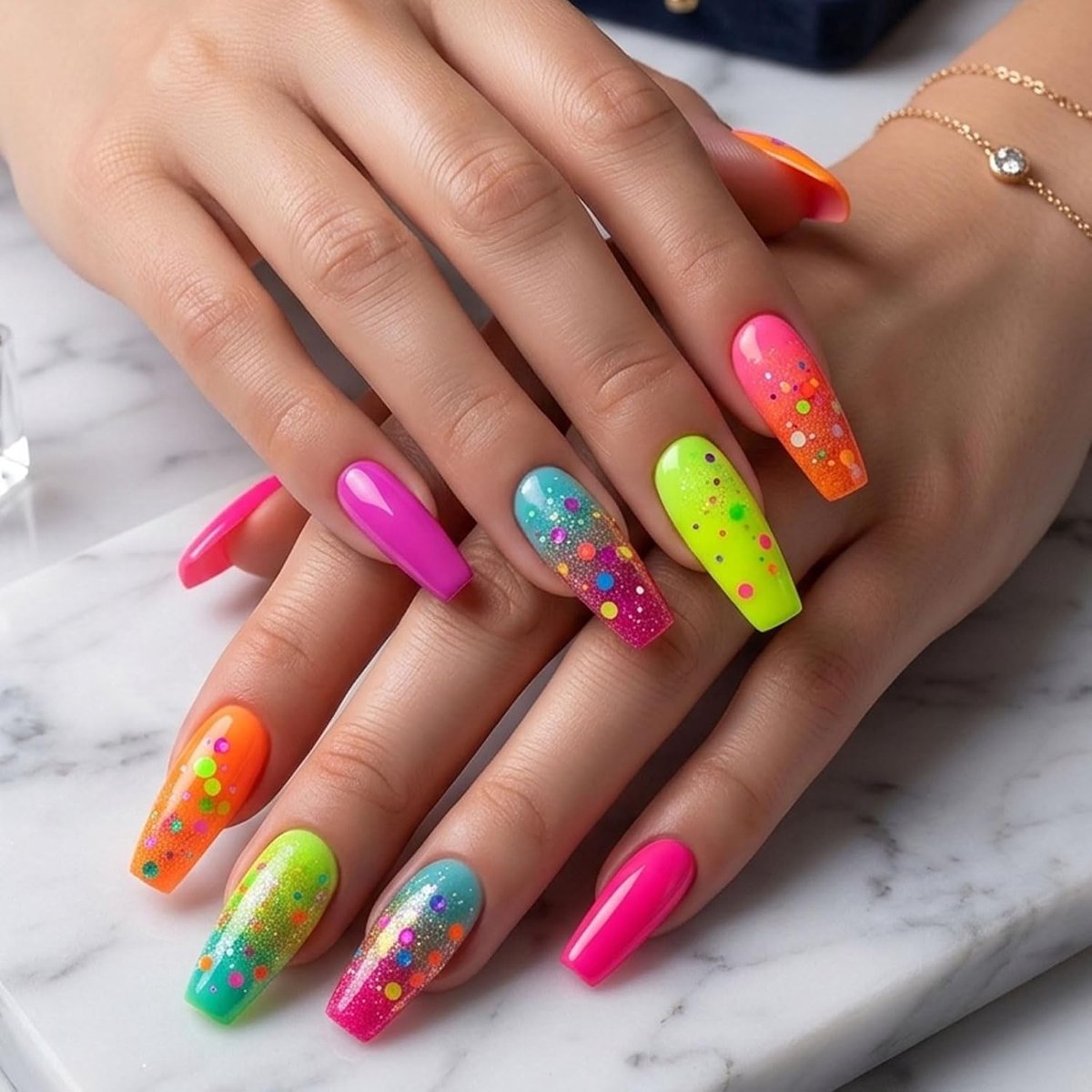 SnelShoppen - 24 Stuks Press On Nails, Neonkleurige Valse Nagels met Franse Tip, Medium Coffin Vorm, Kleurverloop Dots voor DIY Manicure, Perfect voor