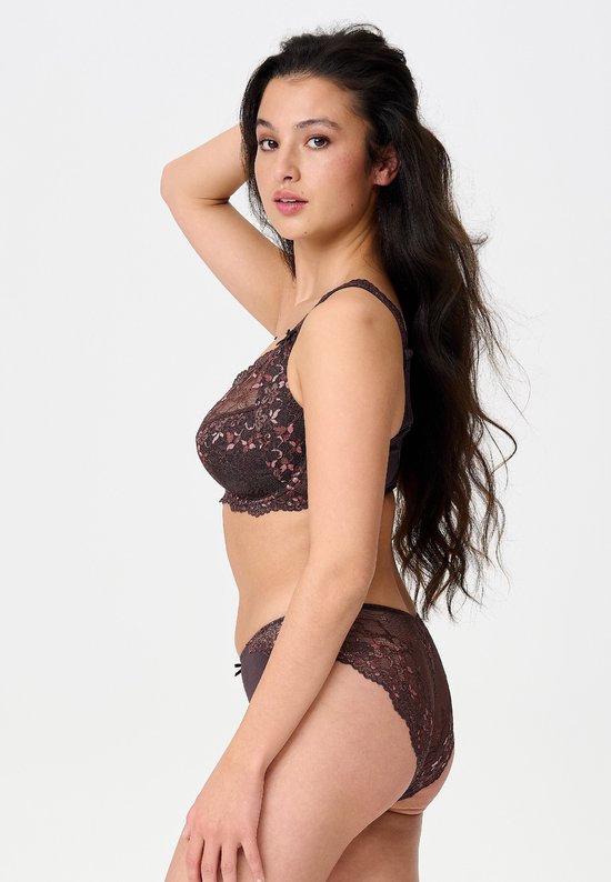 Zijaanzicht van model in een bruine kanten beugelbeha en slip met roze bloemaccenten.