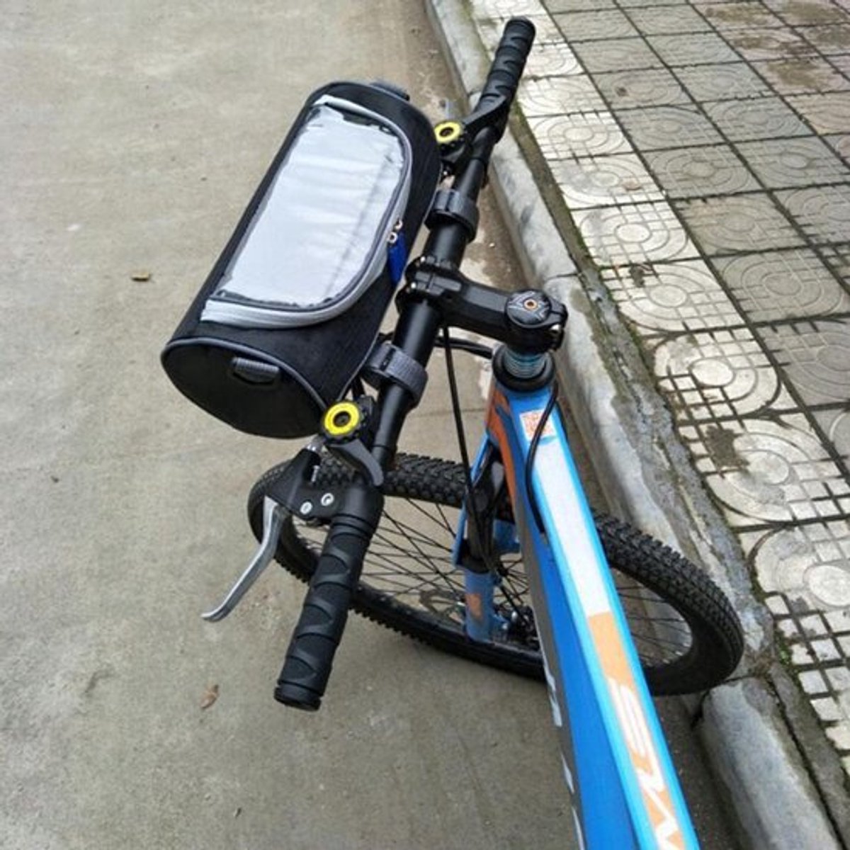 Waterdichte telefoonhouder voor op de fiets, met touchscreen-venster en afneembare schouderriem.