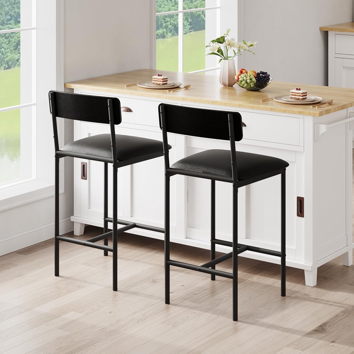 Set van 4 moderne, gestoffeerde barkrukken (65 cm), met hoge lederen zittingen, ondersteunende rugleuning en voetensteun, stevige metalen poten voor stabiliteit, ontworpen voor ultiem comfort.