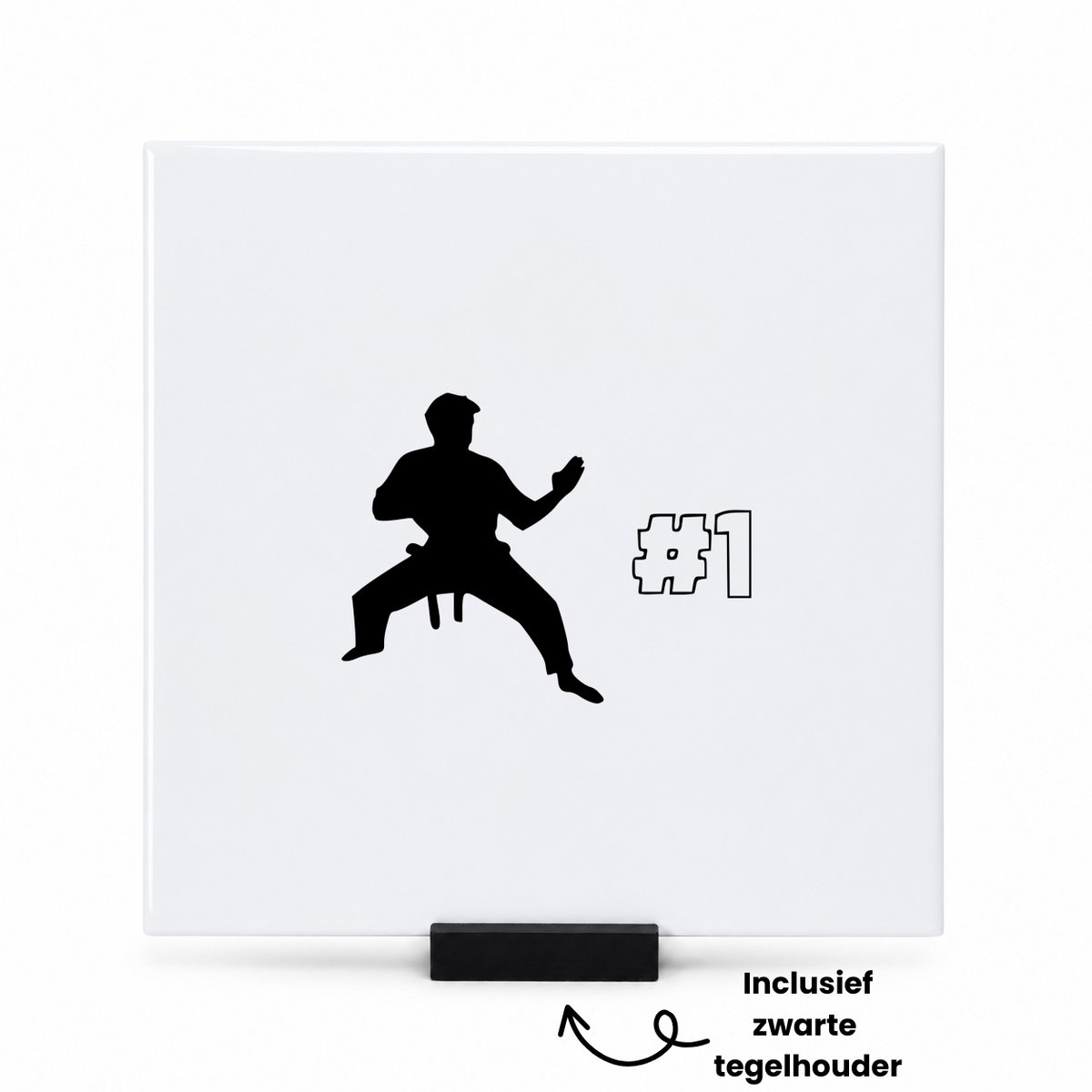 Hacebo Karate tegeltje met tegelhouder - Karate - Familie vrienden - tegeltjes met tekst - Cadeau - spreuktegels - 15x15 CM Wit