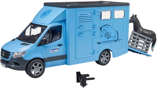 Bruder MB Sprinter paardentrailer in lichtblauw met een zwart paard en trailerhek.