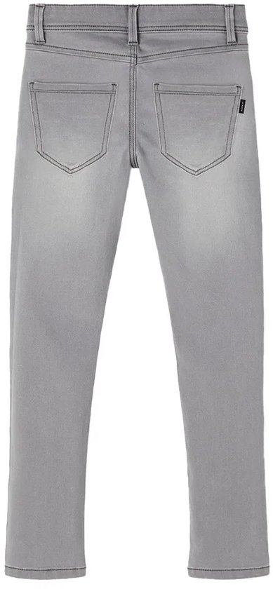 Achterkant van een grijze jeans met rechte pijpen, opgestikte achterzakken en zwarte stiksels.