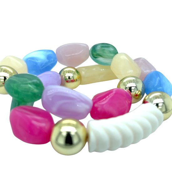 Un bracelet avec des perles acryliques colorées, notamment vertes, roses claires, fuchsia et bleues, alternées avec des billes dorées et une perle blanche torsadée.