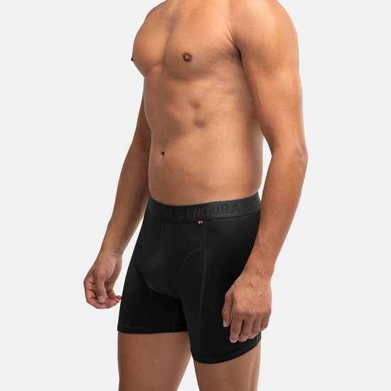 Homme, torse de profil, portant un caleçon noir avec ceinture logo.