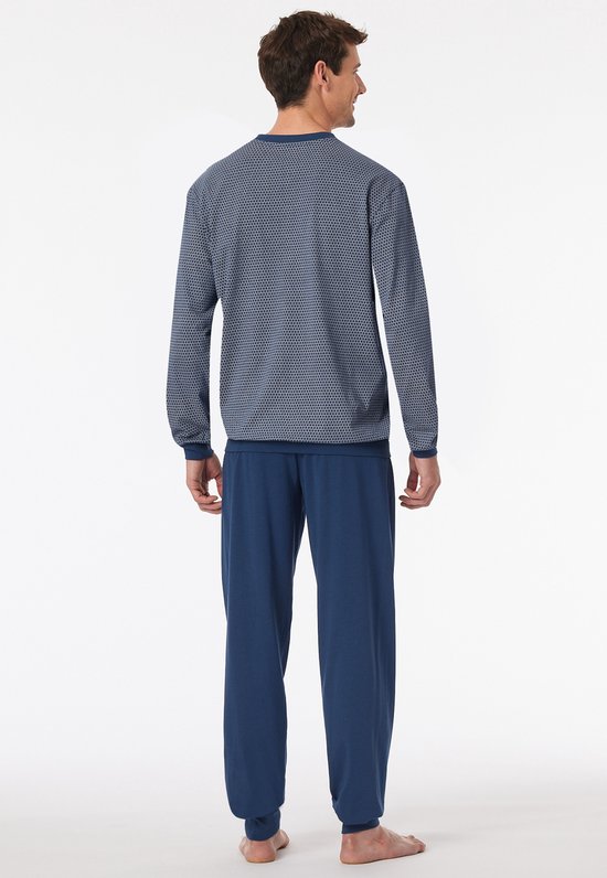 Man met pyjamaset: blauw shirt met patroon en effen blauwe pyjamabroek, gezien vanaf de achterkant.