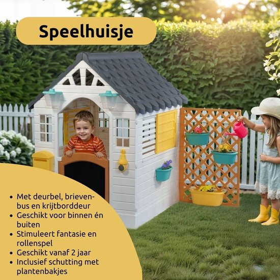 Wit speelhuisje met grijze dakpannen, gele accenten en een jongen bij de deur. Inclusief brievenbus en plantenbakken.